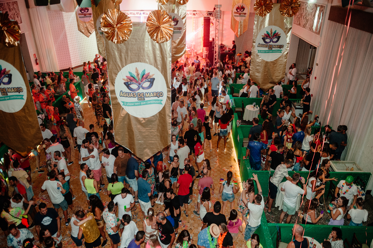 Bailes de carnaval: a tradição dos salões