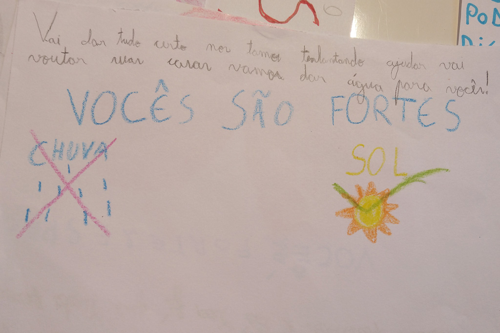 O que dizem as cartinhas dos alunos aos desabrigados pela chuva