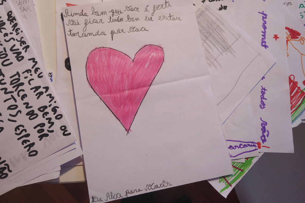 O que dizem as cartinhas dos alunos aos desabrigados pela chuva